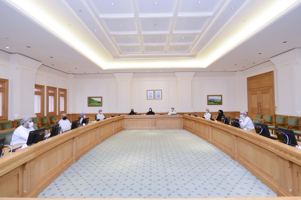 مجلس الدولة يستعرض تشريعات التعليم عن بُعد مع «جمعية الأطفال أولاً»