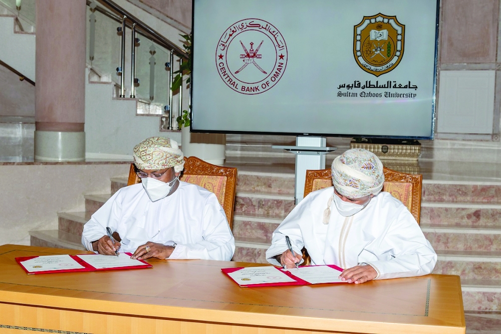 جامعة السلطان قابوس و”المركزي العُماني” يوقعان برنامج تعاون أكاديمي