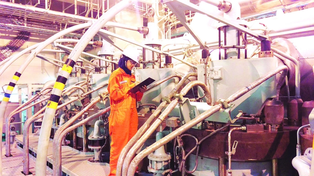 عمانيات يقتحمن مهن الرجال .. ويتجاوزن التحديات