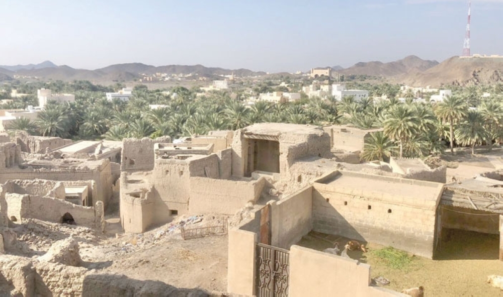 «الحوية» و «العقر»  صباحات وبوابات عتيقة وأفلاج هندسية تمر بين البيوت الأثرية