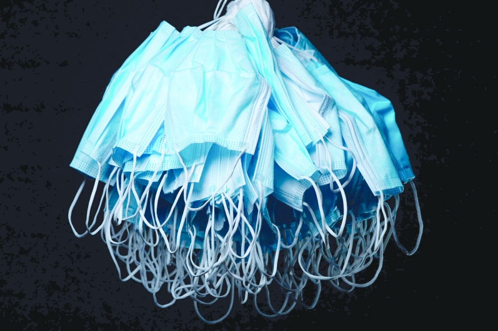 الغرب يبدأ في نفض غبار الكورونا وينزع الكمامات