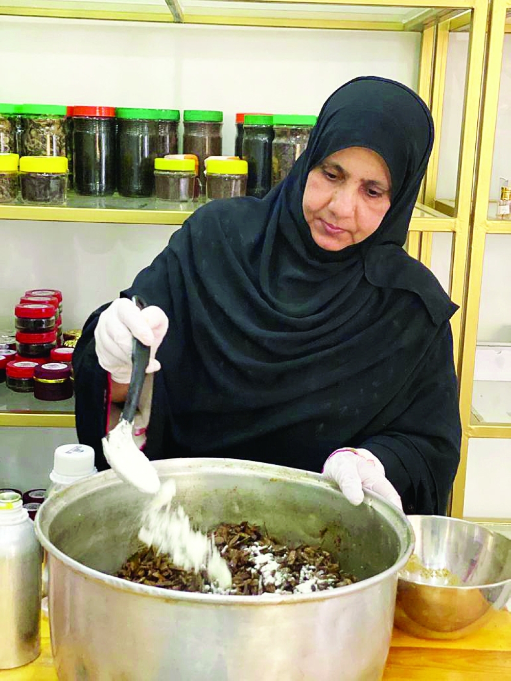 سميرة اللمكية: صنعت أكثر من 70 منتجاً مختلفاً من البخور والعطور