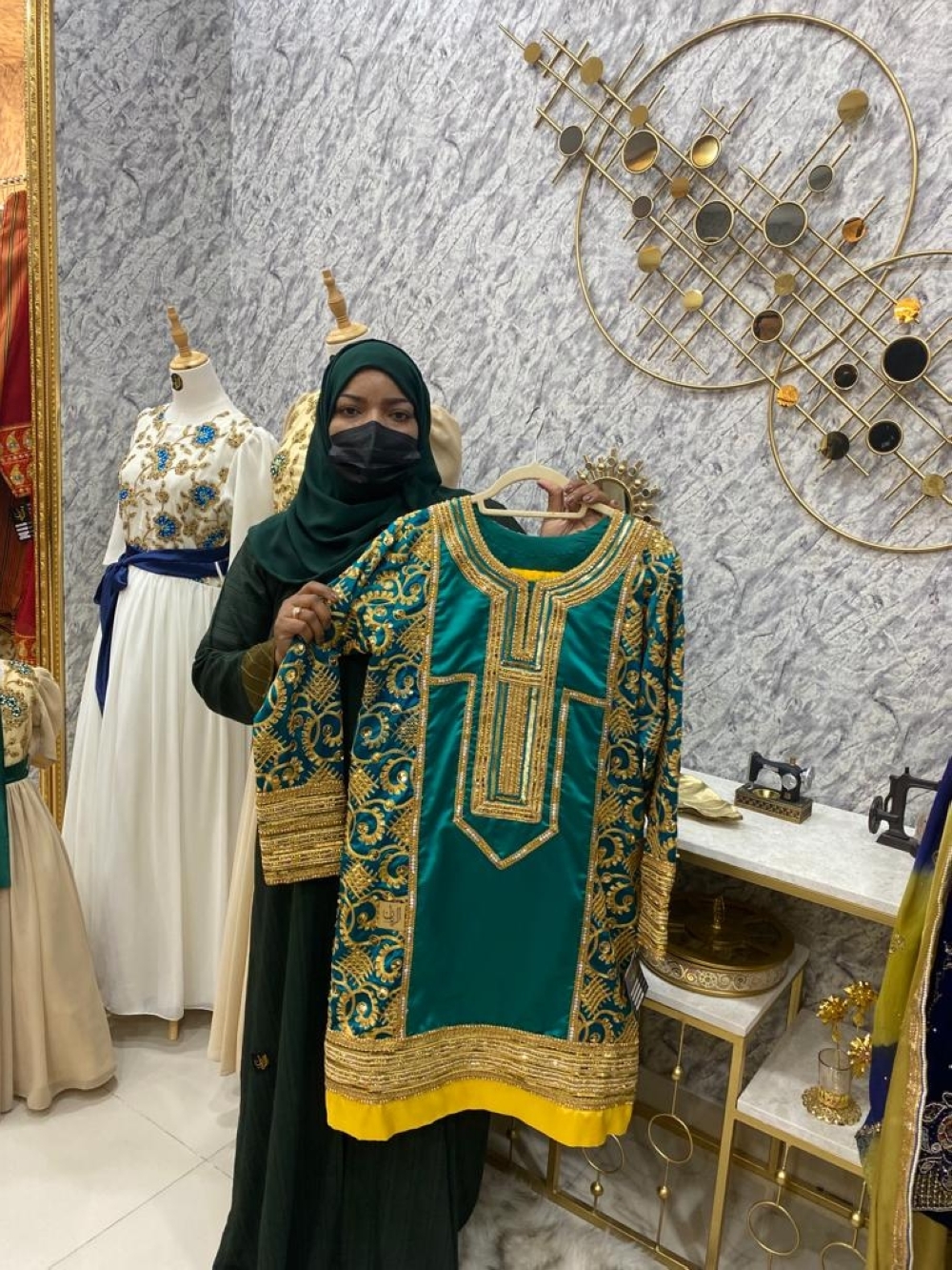 زينب البلوشية: زبائني يتشوقون لتصاميم “الريان للعبايات” ويتابعونها باستمرار