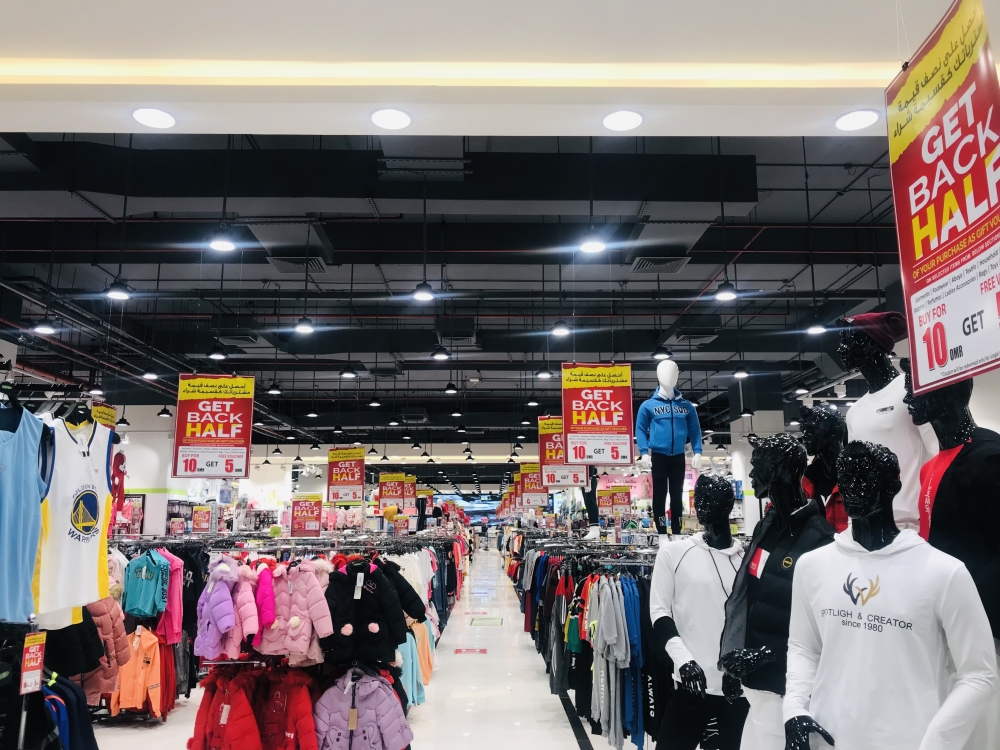 مستهلكون لـ«عمان الاقتصادي»: العروض الترويجية تجذب الأنظار.. وبعضها خدعة تسويقية