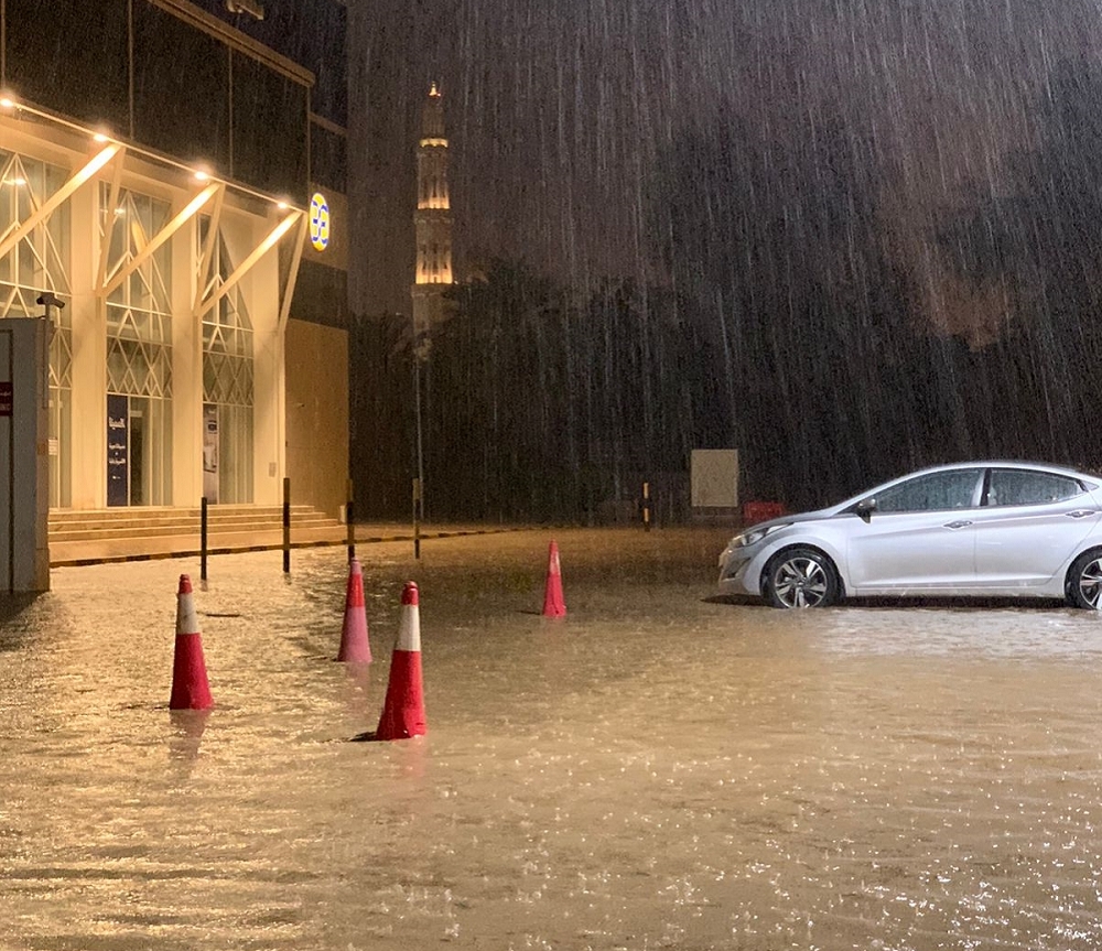 Overnight rains disrupt traffic in Muscat