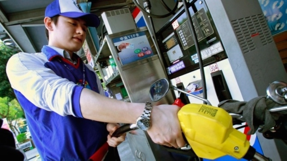 Stocks slump, oil hits 2014 highs on Ukraine conflict fears