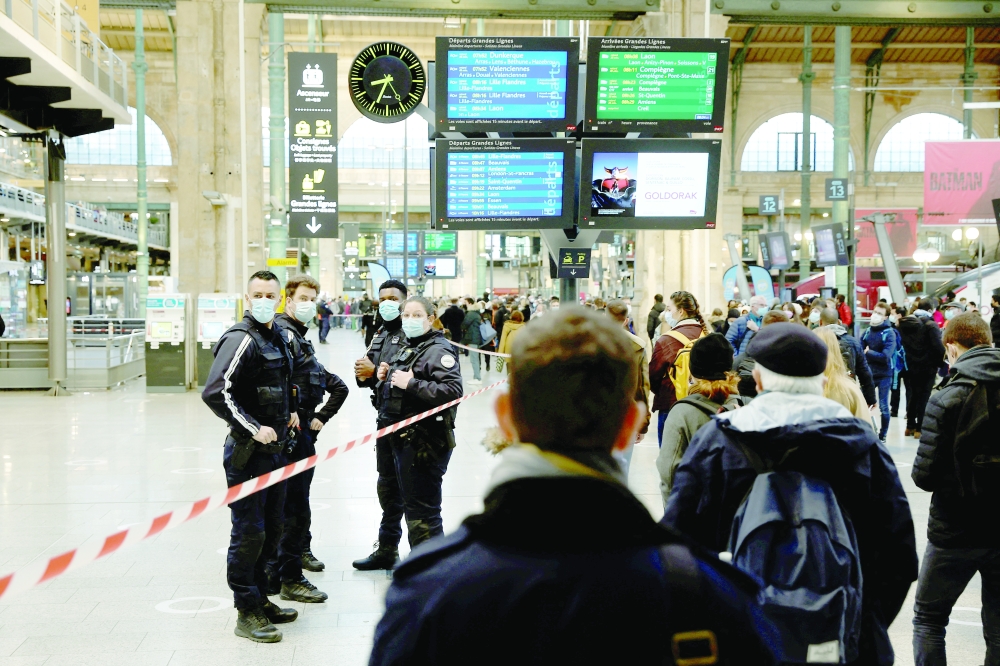 الشرطة تقتل بالرصاص مسلحا بسكين في محطة قطار في باريس