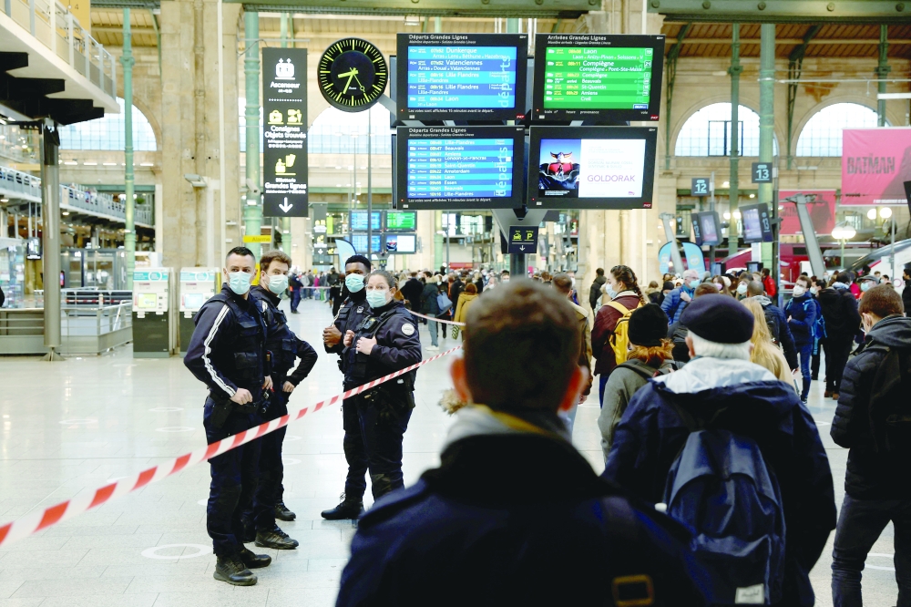 Paris police kill attacker at train station