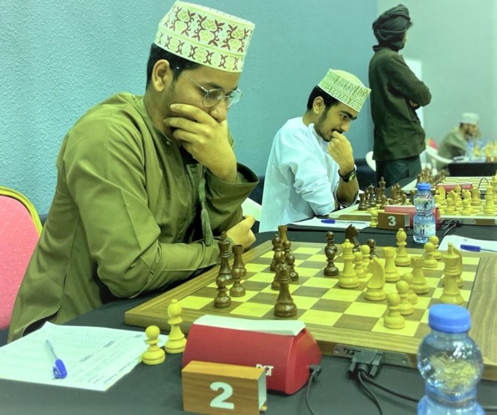 المعشني يتصدر منافسات بطولة عمان الفردية للشطرنج