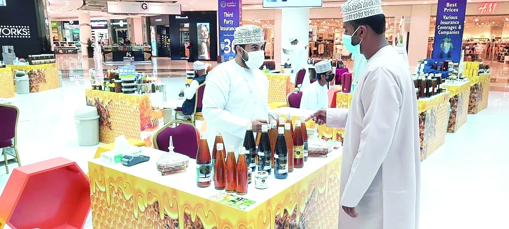 44 نحّالا يشاركون في المنافذ التسويقية لبيع العسل العماني