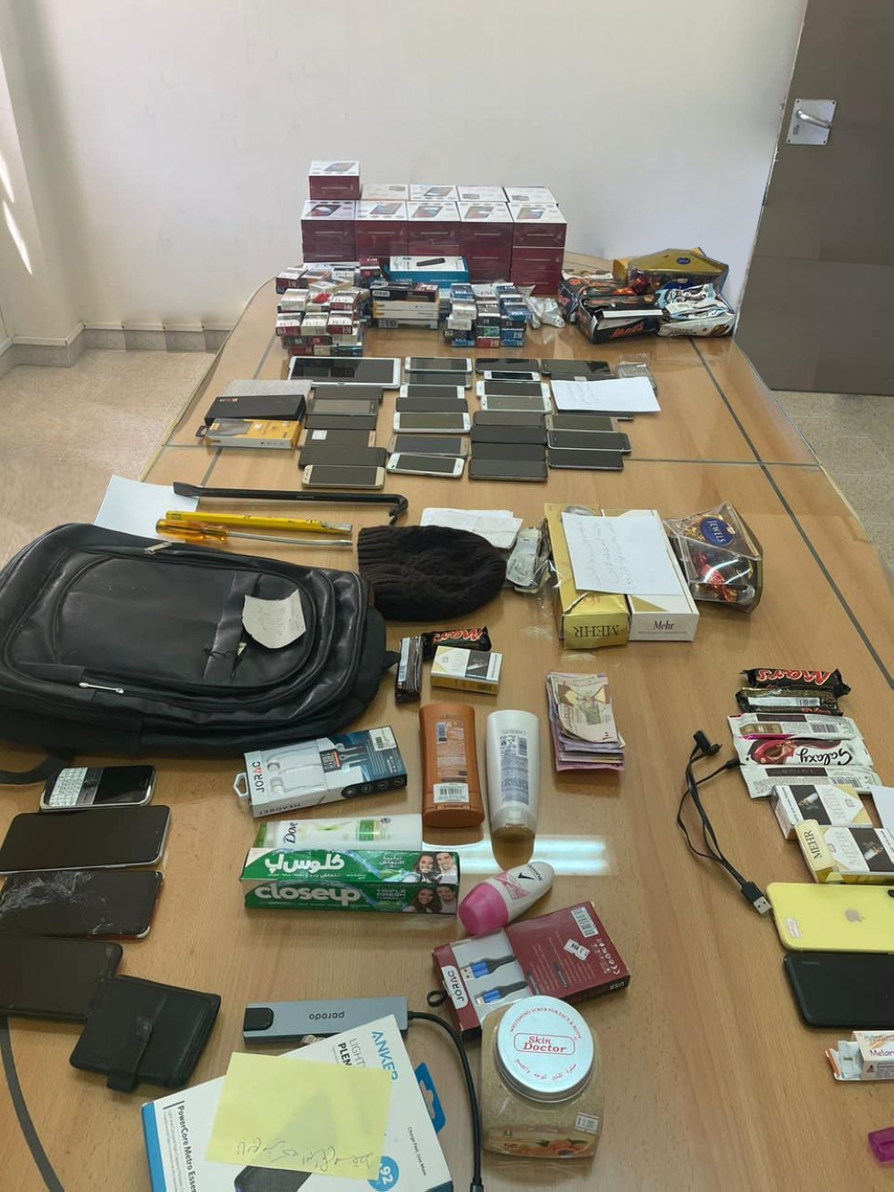 القبض على ثلاثة متهمين بسرقة 8 محال تجارية