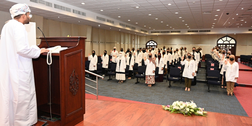 طلبة الصيدلة بالجامعة الوطنية يرتدون المعطف الأبيض ويؤدون القسم