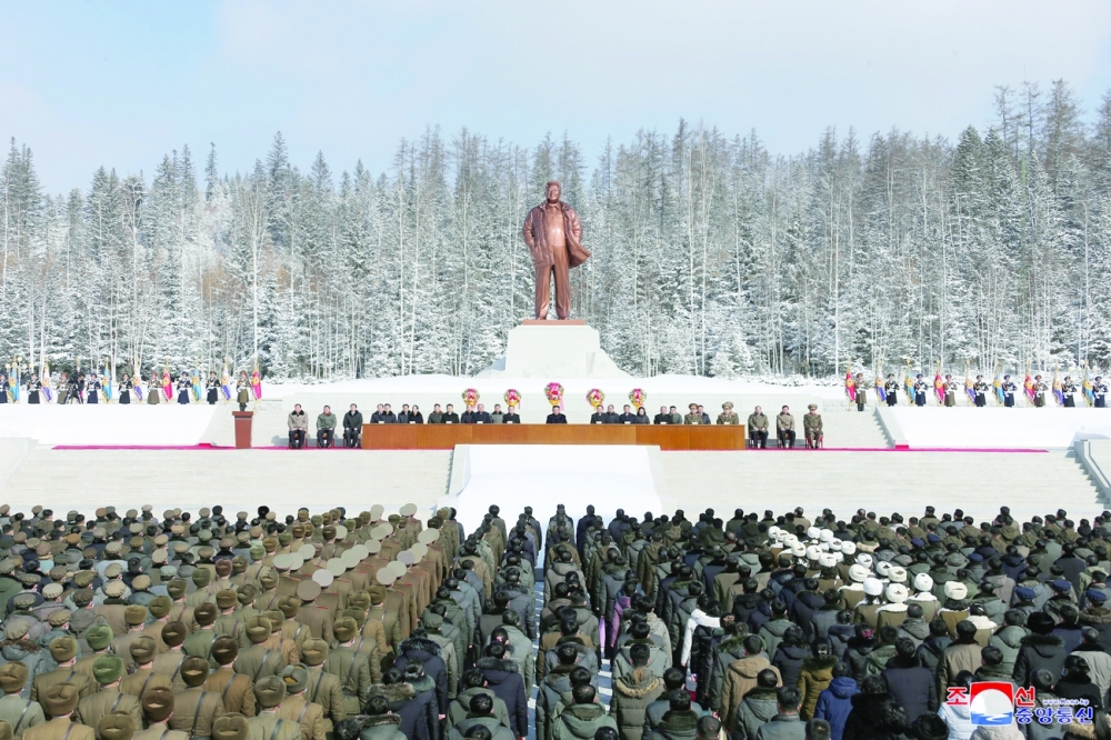 كوريا الشمالية تحيي عيد ميلاد زعيمها السابق” كيم جون إيل”