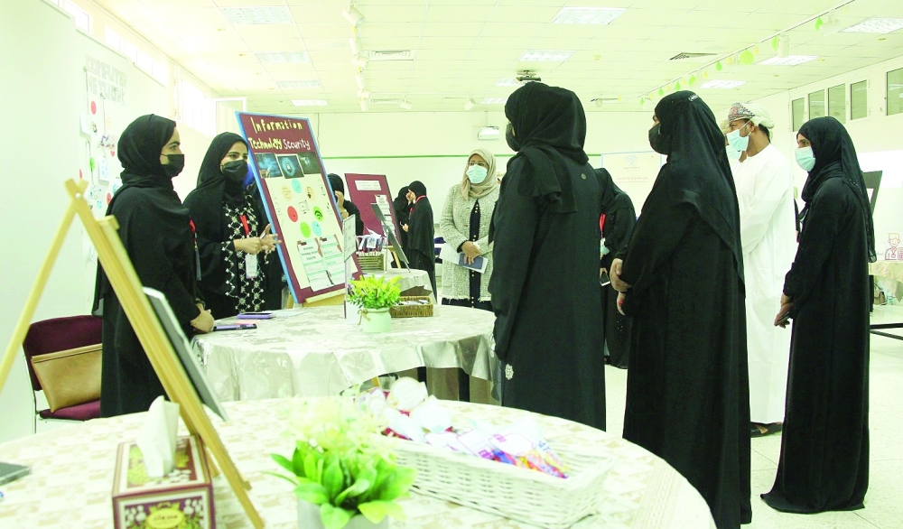 معرض للتخصصات في جامعة التقنية والعلوم التطبيقية بعبري