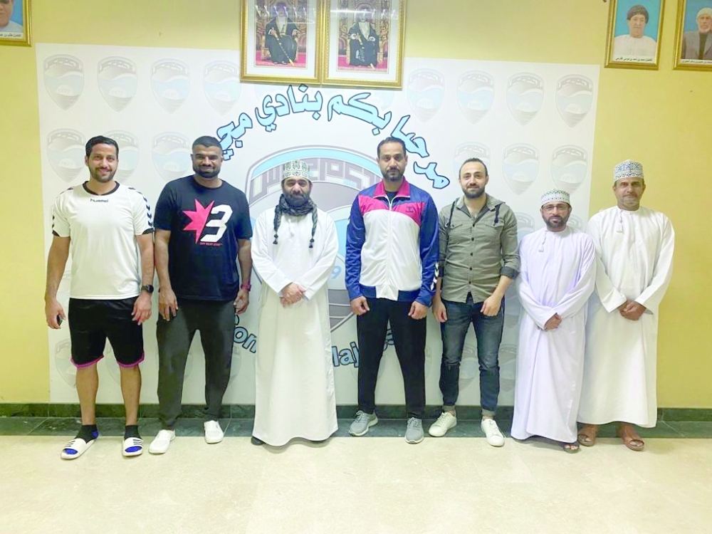 ماهر الدغيشي يقود تدريبات فريق مجيس لكرة اليد