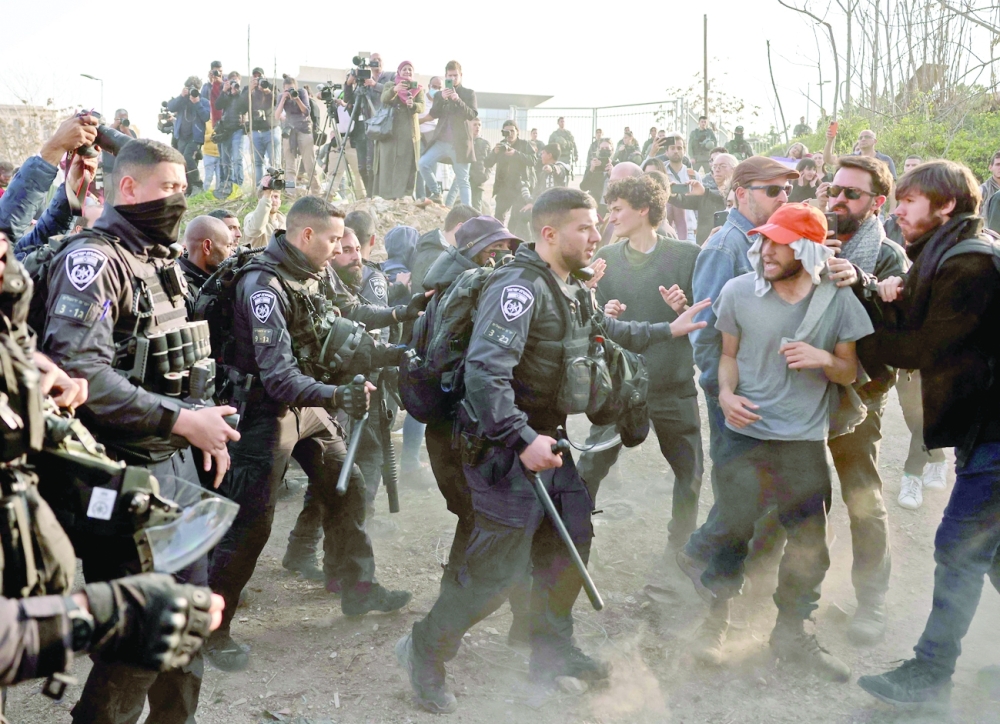 87 إصابة في مواجهات مع الاحتلال في نابلس.. وآلاف يؤدون الجمعة في الأقصى رغم التشديدات الإسرائيلية