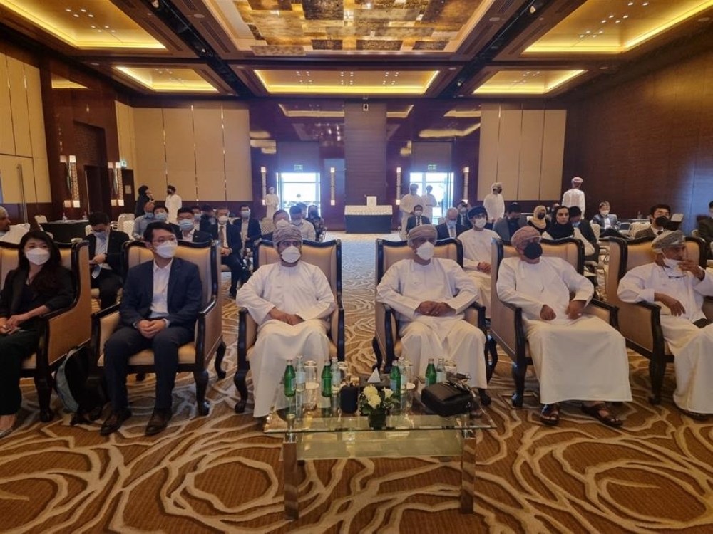 الوفد العماني يلتقي رجال الأعمال وممثلي الشركات الصينية بالإمارات