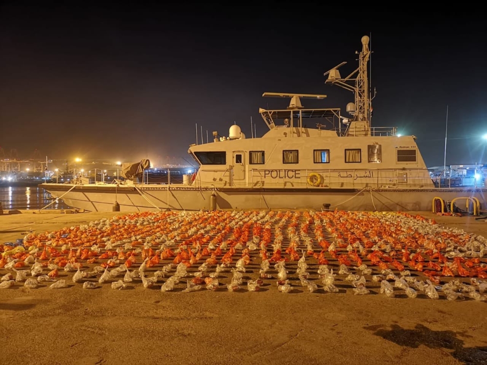 القبض على قاتل وعدد من اللصوص والمتسللين ومهربي المخدرات