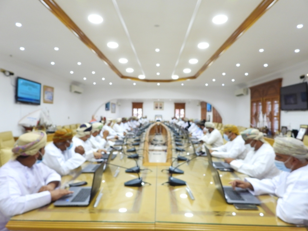 استعراض نتائج مقترحات تطوير مطار صحار