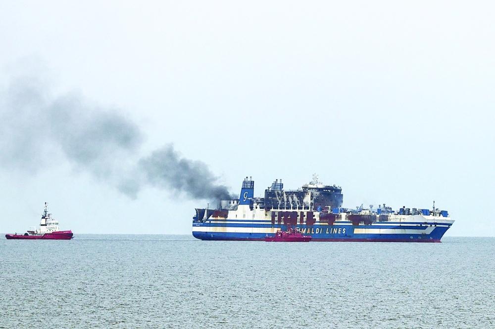 تعليق البحث عن المفقودين في حادث احتراق عبارة قبالة جزيرة يونانية