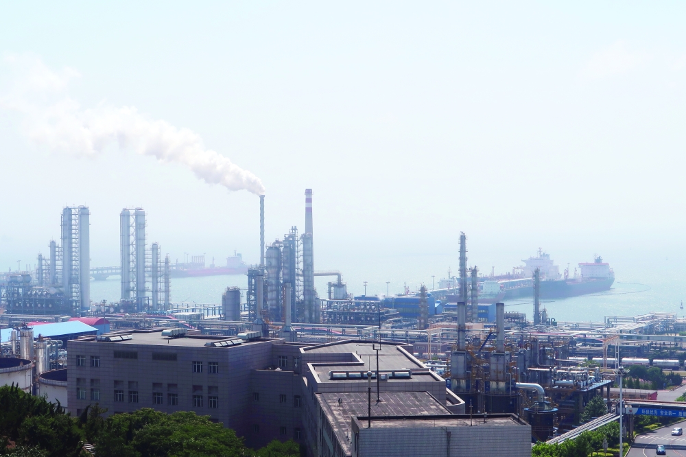 التوتر بين روسيا وأوكرانيا يشعل أسعار النفط ويدفعها قرب الـ100 دولار