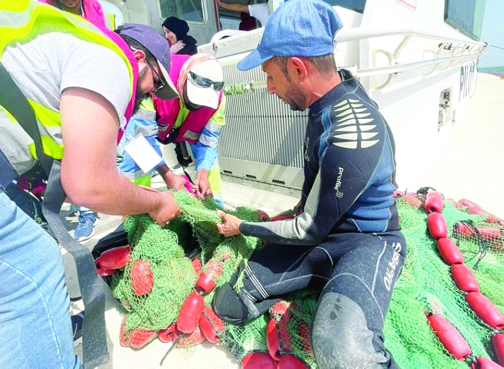 استخراج طن واحد من مخلفات الصيد من قاع البحر بالدقم