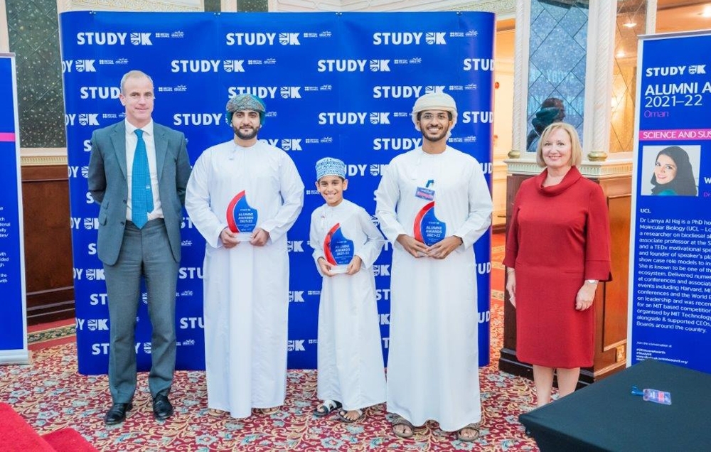 تكريم ثلاثة عمانيين بجوائز خريجي التعليم البريطاني