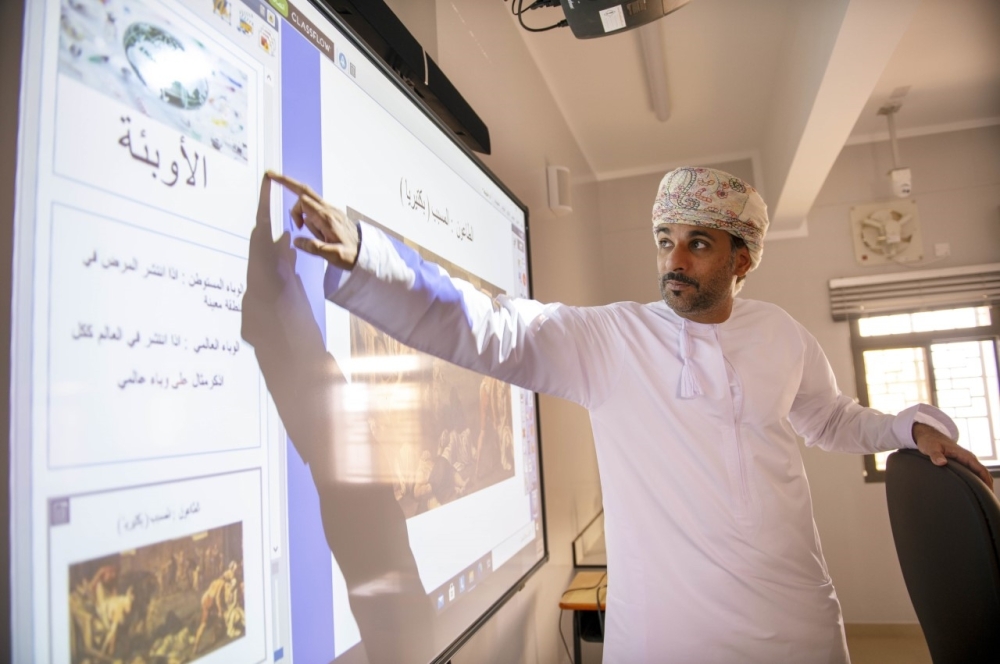 سلطنة عمان تحتفل بيوم المعلم العماني وتؤكد استمرار دعمه وتمكينه
