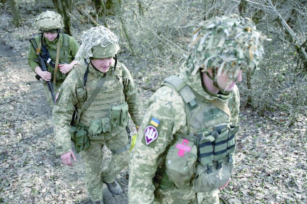 كييف تستدعي ” 200 ألف” جندي احتياط وتعلن حالة الطوارئ لمدة 30 يوما..و بوتين ينتقد الغرب لعدم استجابته لمطلبه بضمانات أمنية