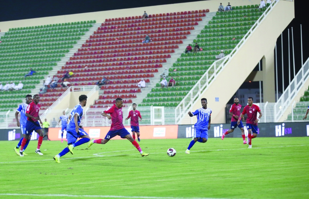 أحمد الغيلاني يقود تدريبات الفريق الكروي بنادي مسقط