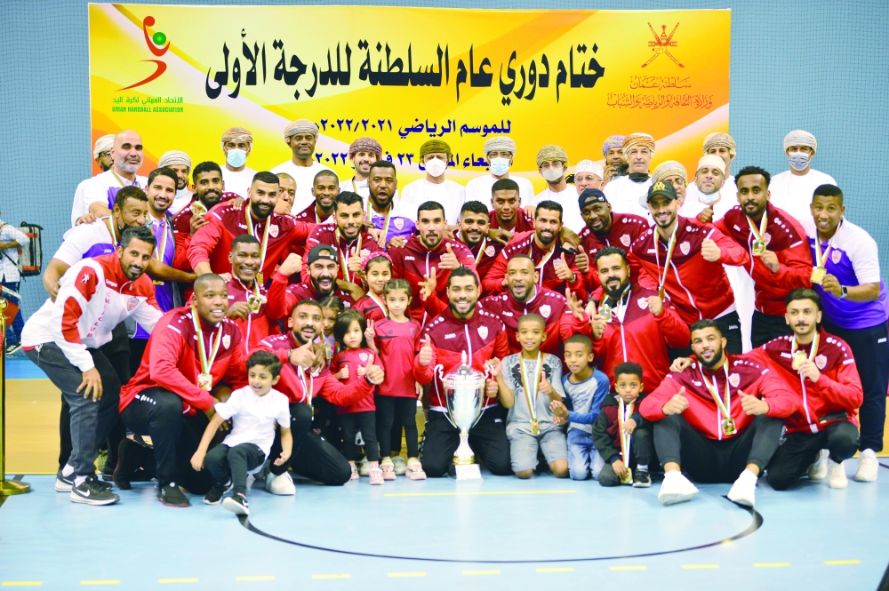 تكاتف اللاعبين والجهاز الفني والإدارة سر اللقب السابع لنادي عمان