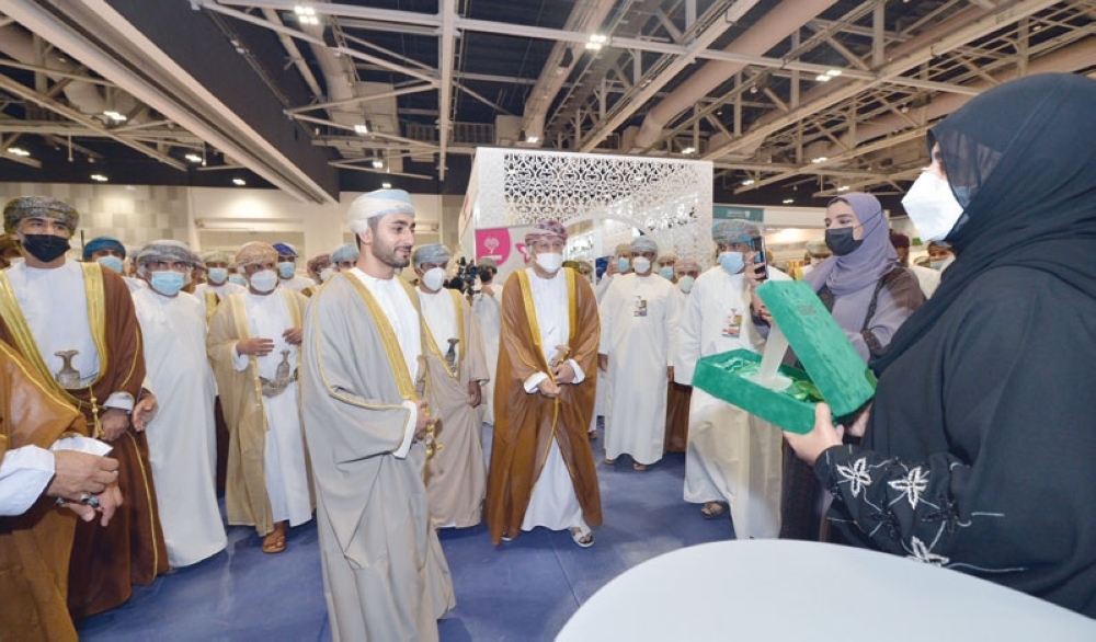 السيد ذي يزن يفتتح معرض مسقط الدولي للكتاب الـ٢٦
وأهازيـج جـنوب الشـرقيـة تلّون العرس الثـقافـي البهيـج