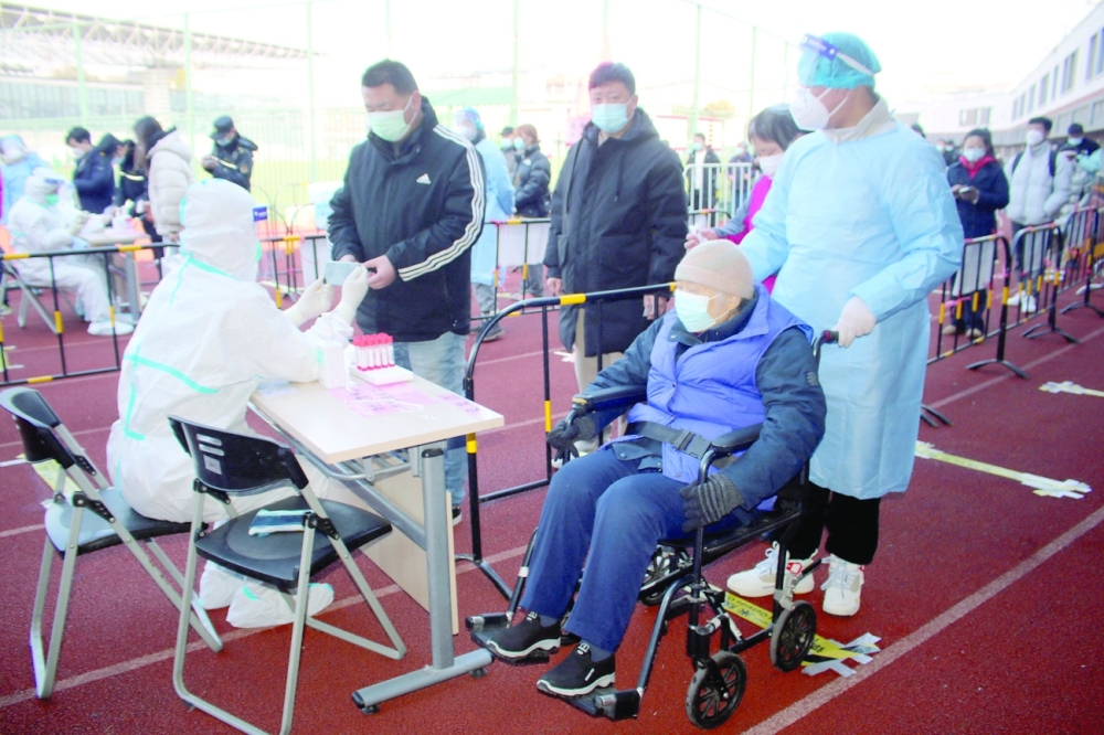 هونج كونج تستعين بالطواقم الطبية الصينية وسنغافورة ترجئ تخفيف القيود