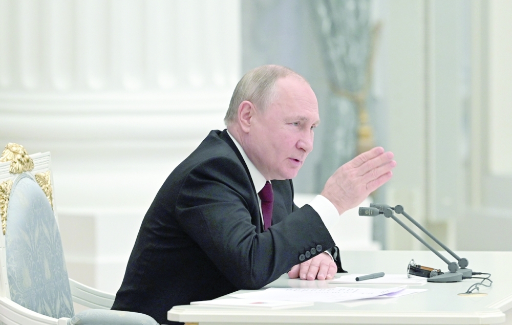 الروس يجتـــــــاحون أوكرانيـــــــا والغرب يرد بعقوبات قاسية