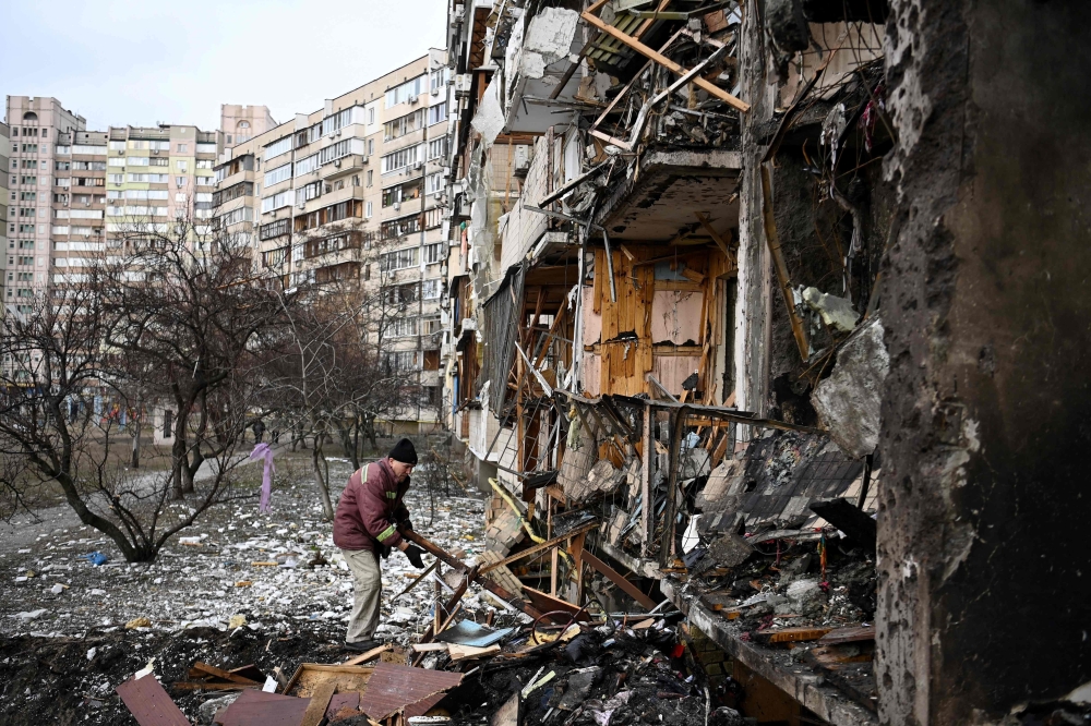 Ukraine soldiers battle Russian troops in capital