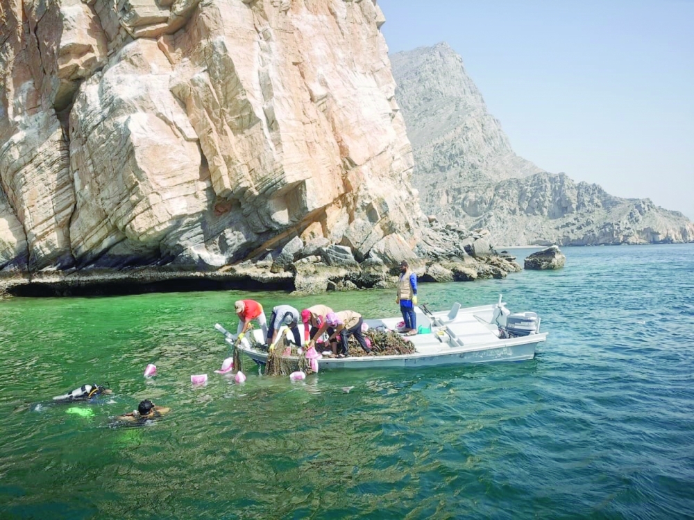 تنفيذ حملة لحماية الشعاب المرجانية واستدامة الموارد البحرية في مسندم