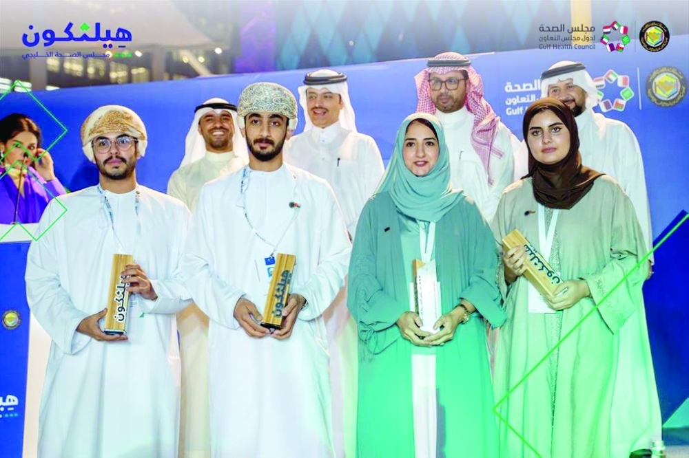 فريق طلابي عُماني يفوز بجائزة أفضل فكرة إبداعية لتغيير السلوك بفعاليات «هيلثكون»