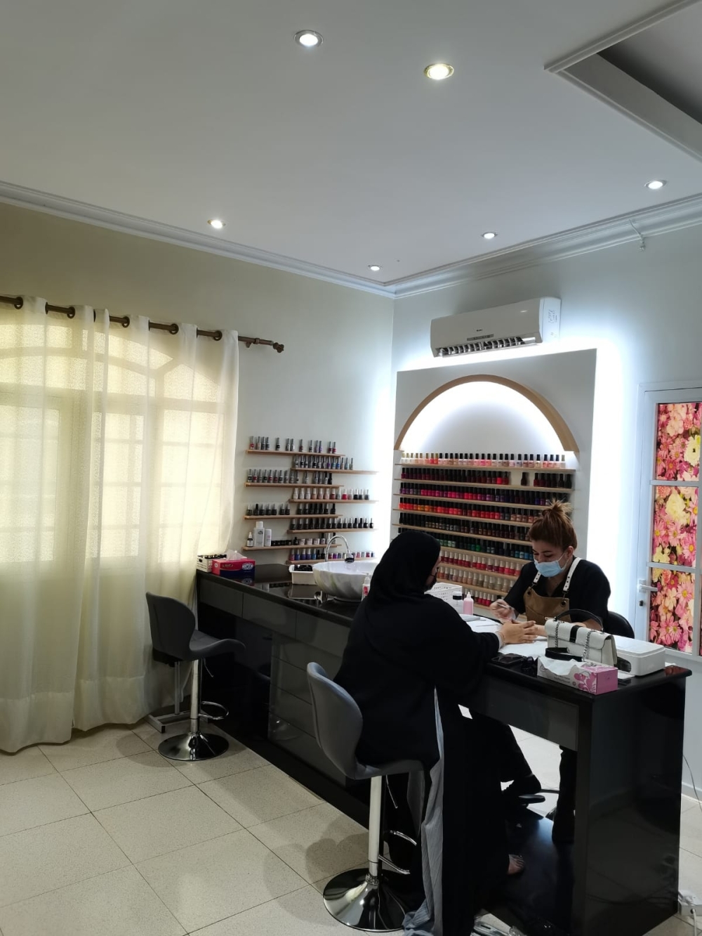 تخطط لافتتاح مشروع آخر لتدريب العمانيات في التجميل
زهرة النظيرية: لم يناسبها العمل تحت إدارة شخص وقررت افتتاح «زهرة التميز»