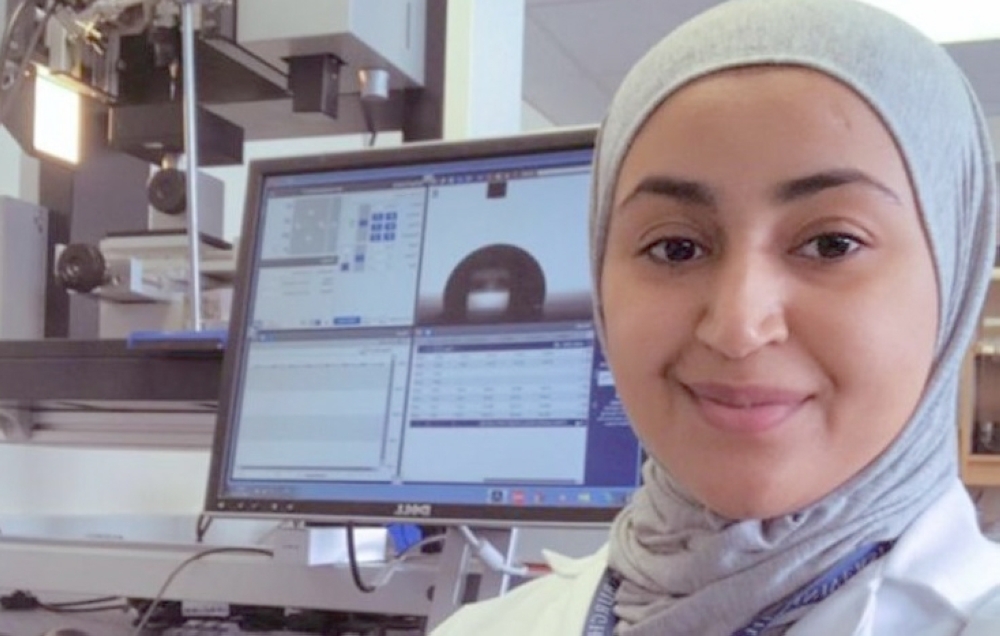 عمانية بجامعة أدنبرا تعكف على تصميم أول خارطة تكاملية عالمية لخواص قطرات الكحوليات والماء