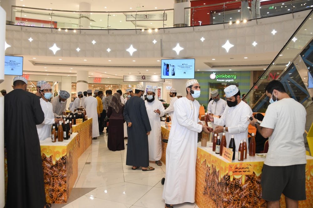 مشاركون ومنظمون في معرض العسل العماني: بيع 5 أطنان ونصف من العسل وإقبال كبير على المنتجات المعروضة