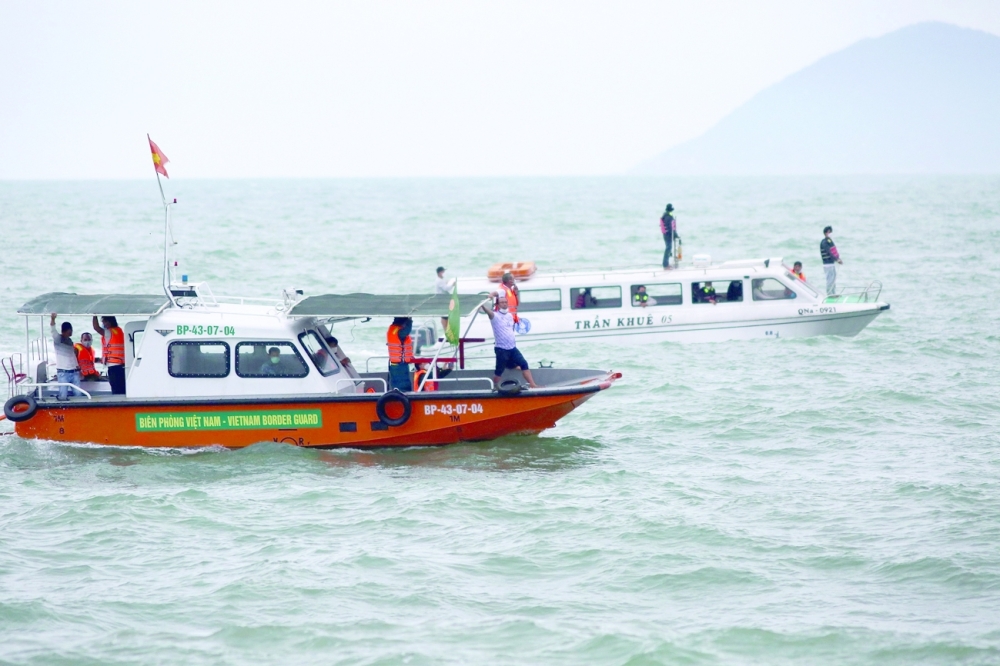 13 dead after tourist boat sinks in Vietnam