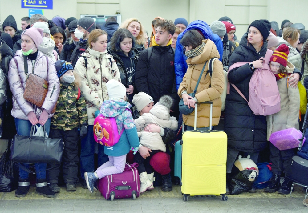 Russian forces pound Ukraine for third day
