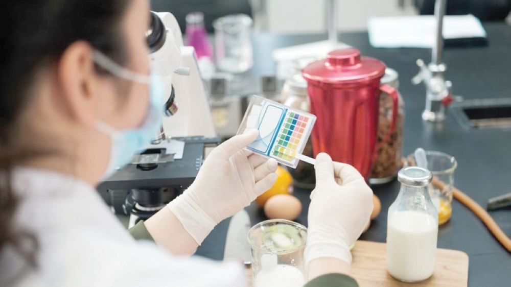 Portable device for on-site testing of pesticides in food samples