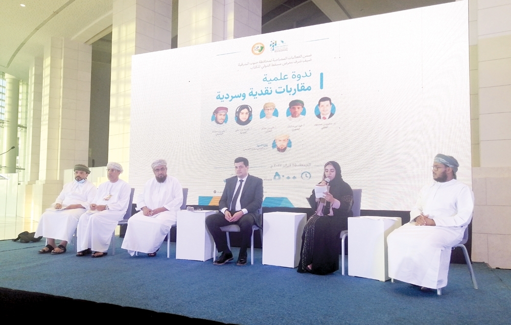 كتّاب وأدباء يستعرضون المقاربات النقدية والسردية لمجموعة من الإصدارات