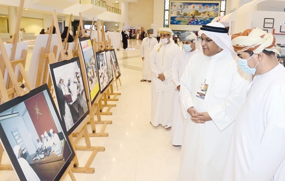 وزير الإعلام يفتتح معرض «عمان بعيون العربي»