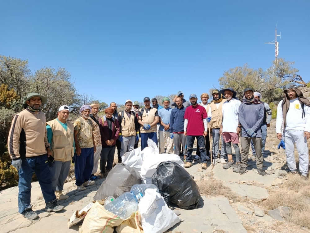 25 متطوعا يتابعون استزراع أشجار برية بالحمراء