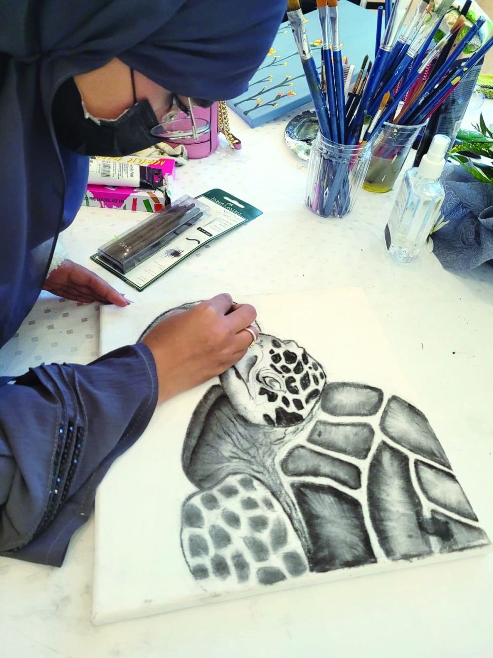 طالبات جنوب الشرقية يستعرضن قدراتهن الفنية أمام الزوار