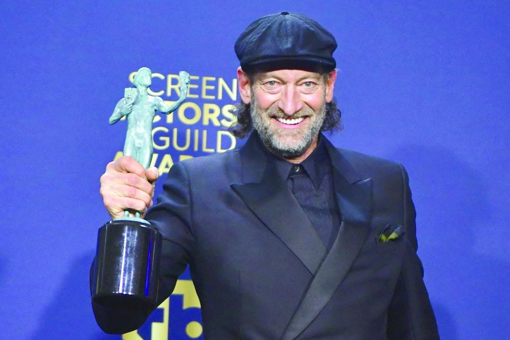 الممثل “تروي كوتسور” يصبح أول ممثل أصم يفوز بجائزة نقابة ممثلي الشاشة الأمريكية