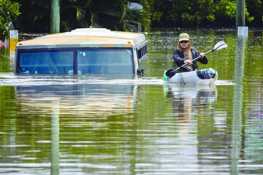 “قنبلة مناخية” تغرق بلدات في أستراليا والسكان يفرون إلى الأسطح