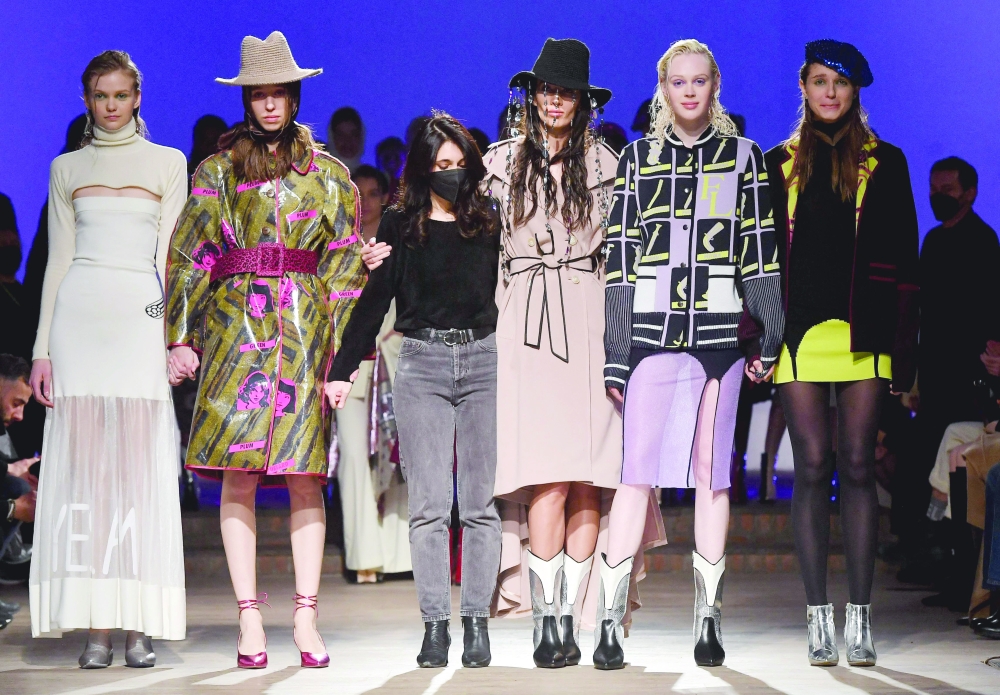 أسبوع الموضة في باريس يشهد عودة مكثفة إلى منصات عروض الأزياء